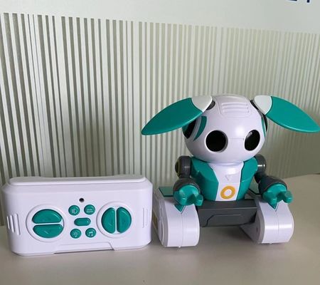 Образовательные роботы HUGTEC S024 Игрушечный робот Удаленное управление Жест STEM 3 Пластиковая музыка Световая функция Автоматическая для унисекса